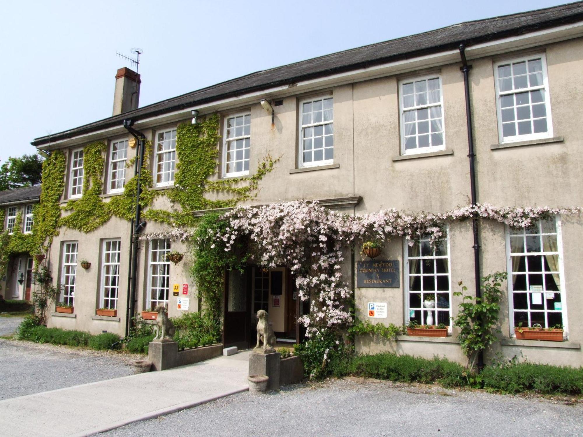 Ty Newydd Country Hotel Hirwaun Extérieur photo