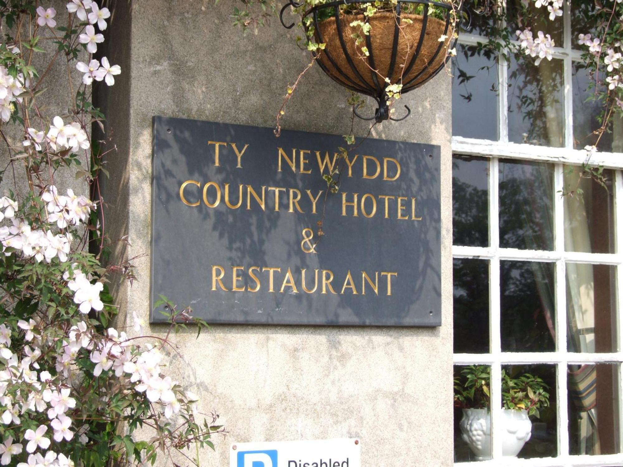 Ty Newydd Country Hotel Hirwaun Extérieur photo